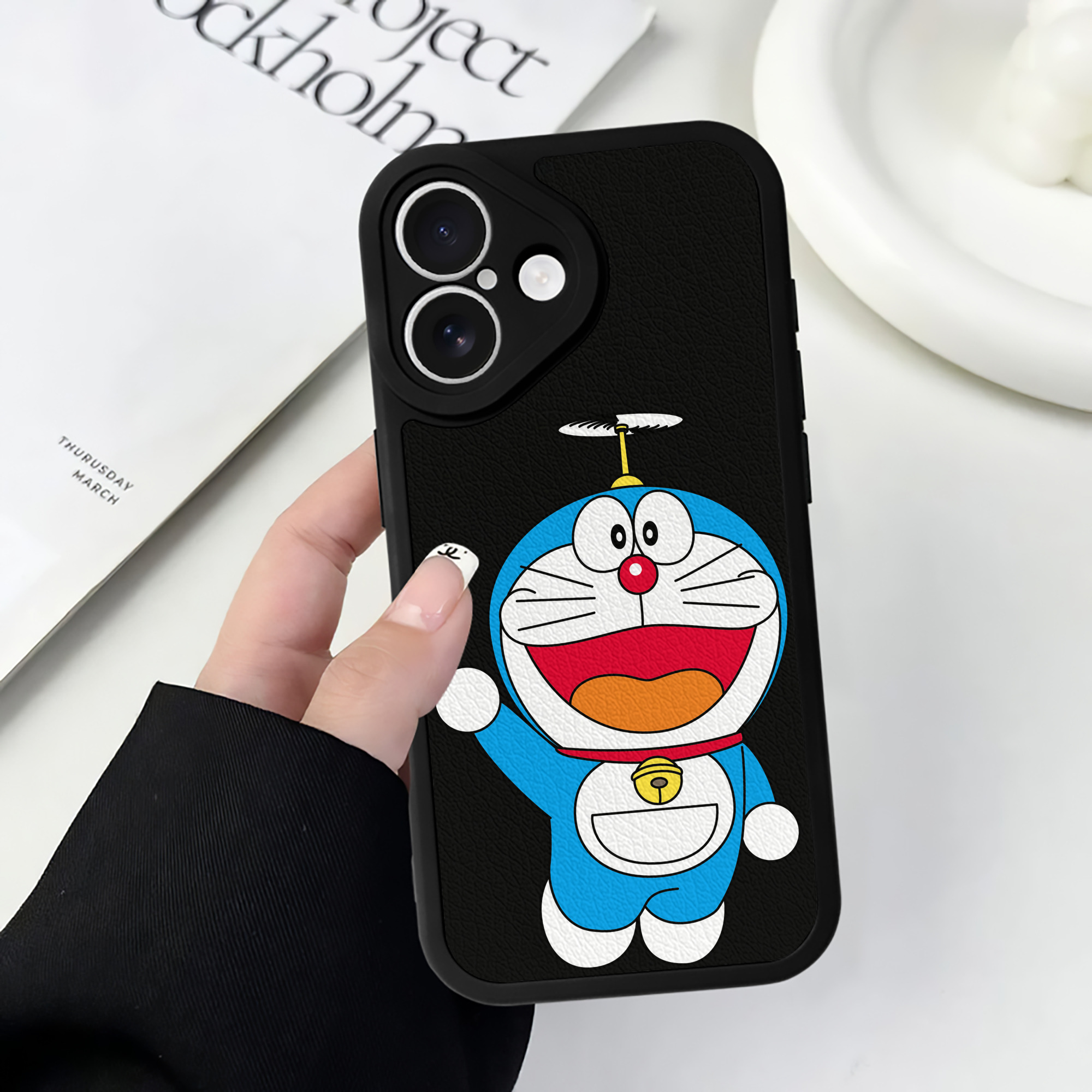 （画像用） ドラえもん Doraemon 【iPhone 16シリーズ対応】シリコンスマホケース（レザー調） 材質：シリコン